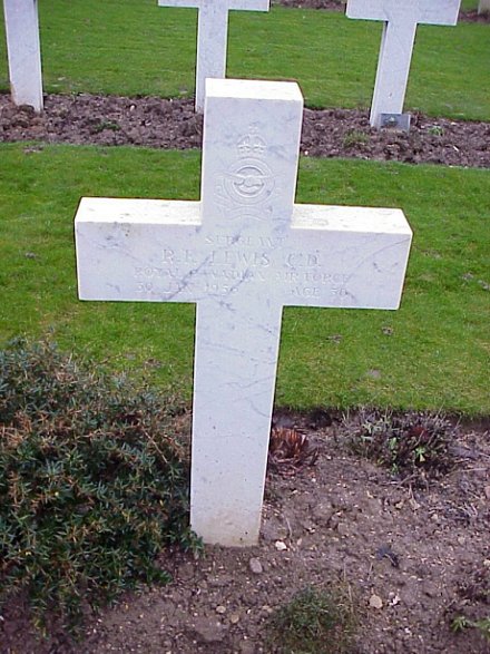 [Sgt RF Lewis Grave Marker]